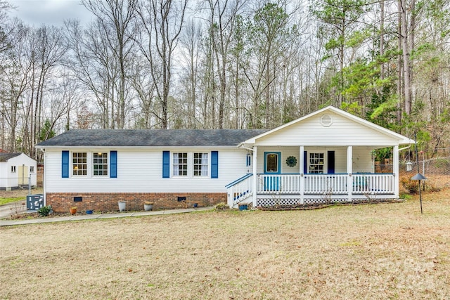 view of front facade featuring a porch and a front lawn