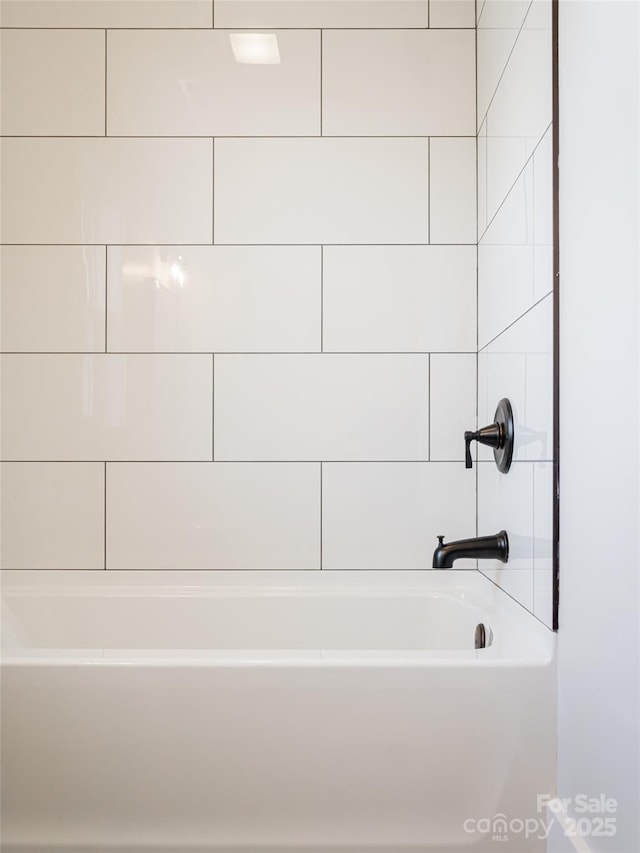 bathroom featuring tiled shower / bath combo