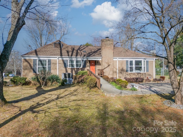 view of front of property with a front lawn