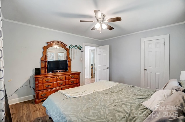 bedroom with ceiling fan, crown molding, and hardwood / wood-style floors