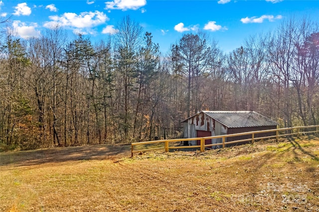 view of yard with an outbuilding