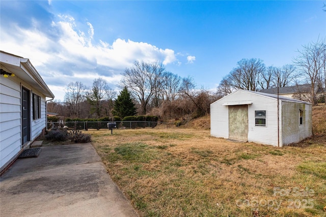 view of yard featuring a storage unit