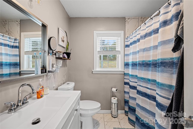 bathroom with a shower with curtain, vanity, and toilet