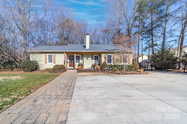 single story home featuring a front lawn