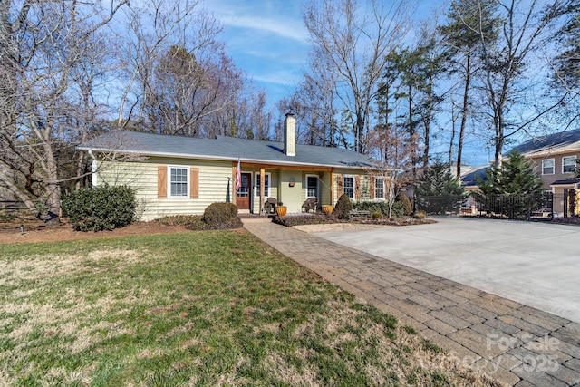 single story home with a front lawn