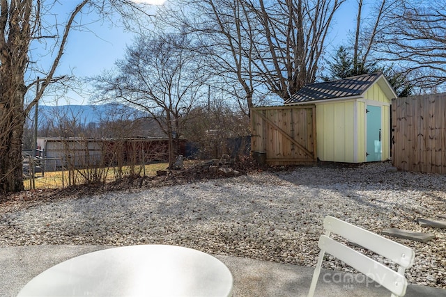 view of yard featuring a shed