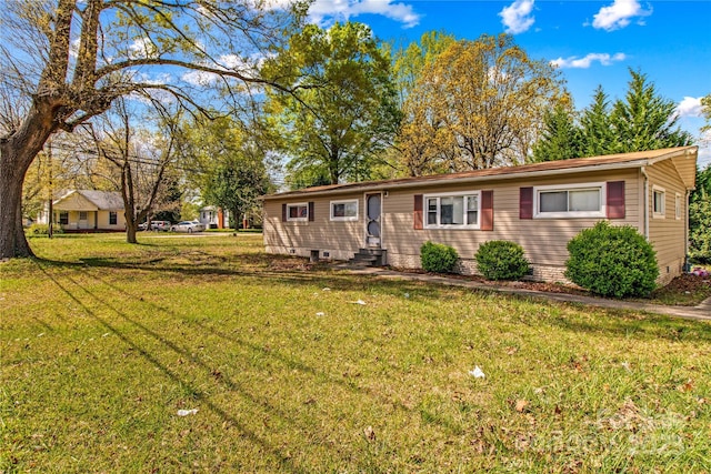 ranch-style home featuring a front lawn