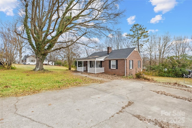 view of front facade with a porch and a front yard