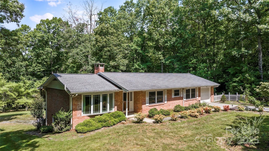 single story home with a front yard