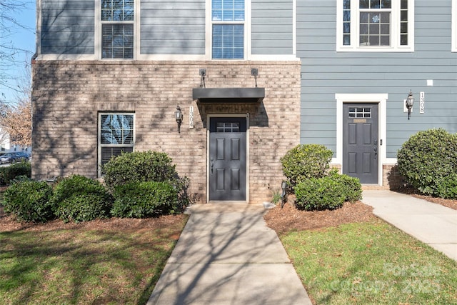 property entrance featuring a lawn