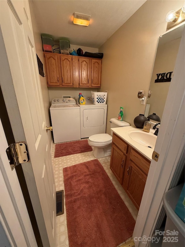 bathroom featuring sink and washing machine and clothes dryer