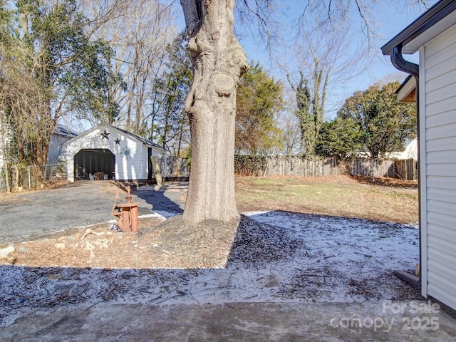 view of yard with a garage and an outdoor structure