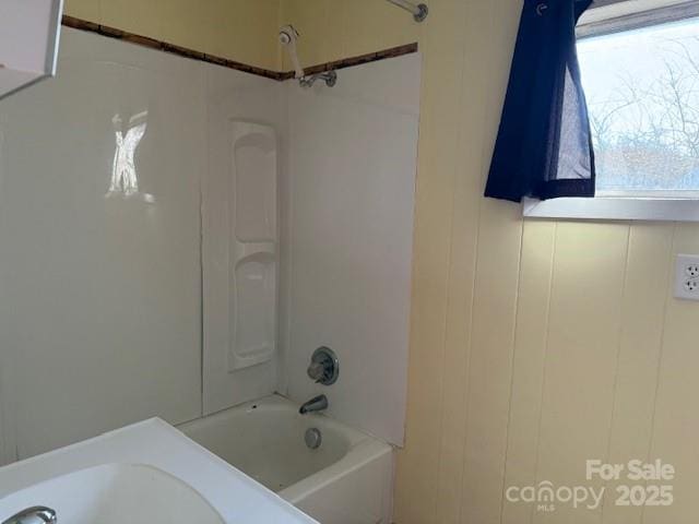 bathroom with sink and washtub / shower combination