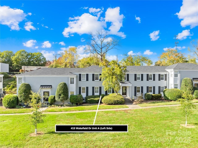 view of front of house featuring a front yard