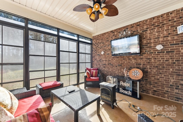 sunroom with ceiling fan