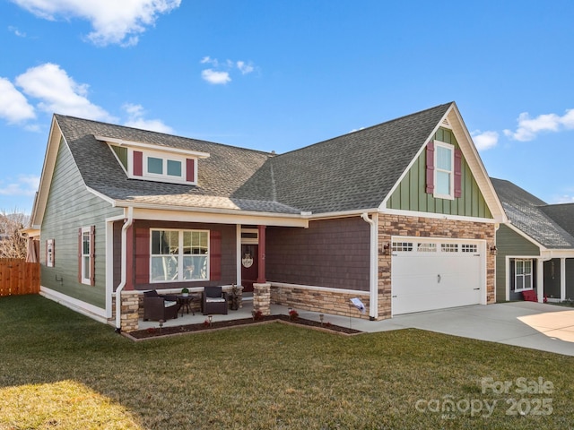 craftsman house featuring a garage and a front lawn