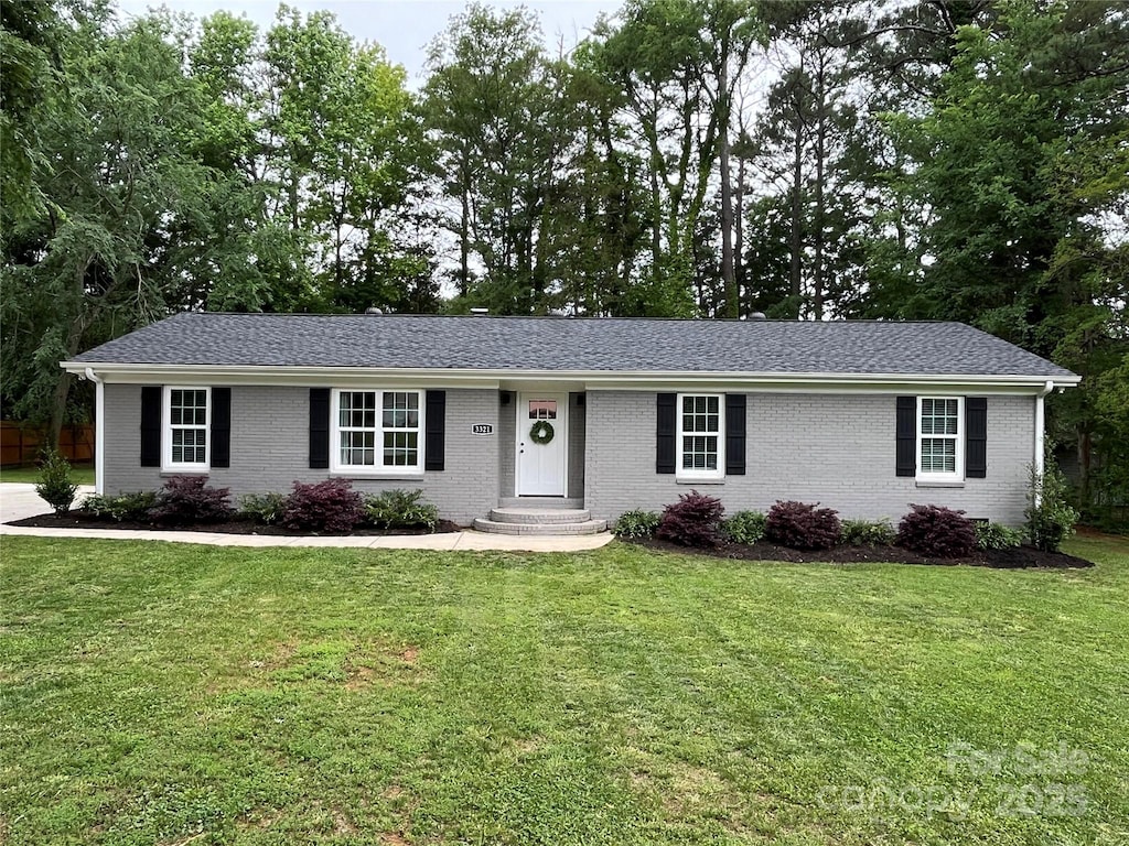 single story home featuring a front yard