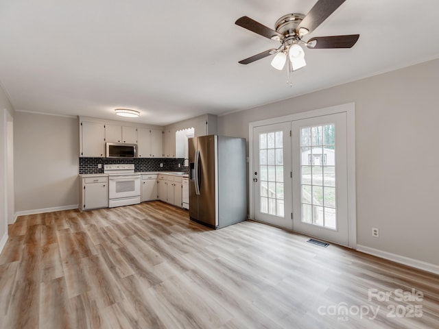 kitchen featuring tasteful backsplash, crown molding, stainless steel appliances, and light hardwood / wood-style floors