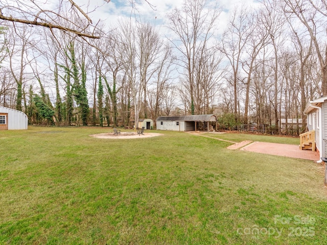 view of yard featuring a shed