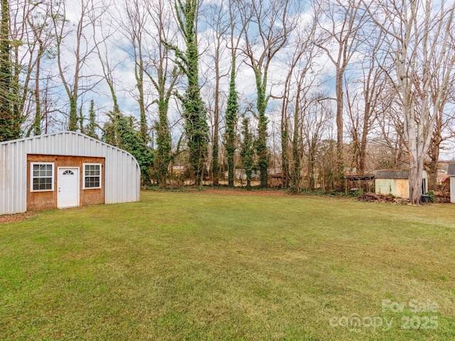 view of yard featuring a storage shed