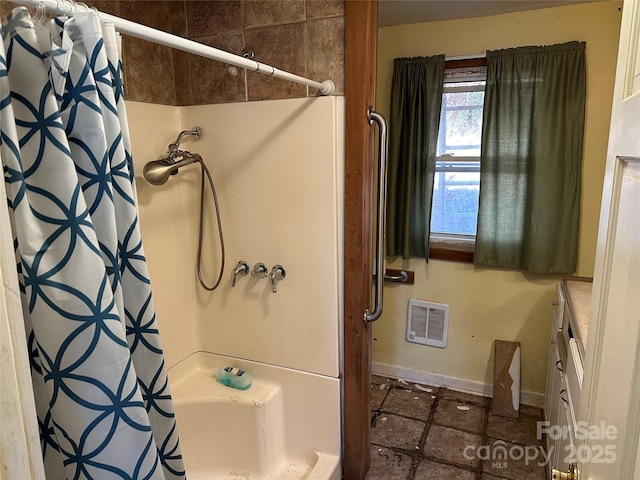 bathroom with shower / tub combo with curtain