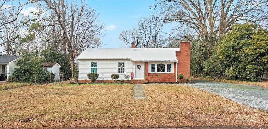 view of front of house with a front yard