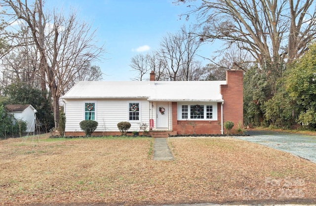 view of front of property featuring a front yard