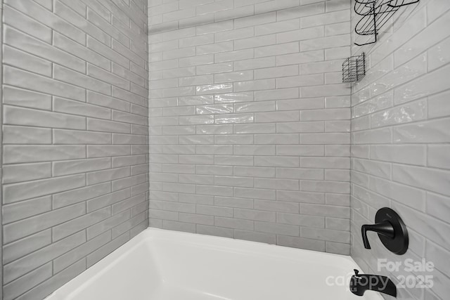 bathroom featuring tiled shower / bath combo