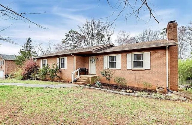 ranch-style house featuring a front yard