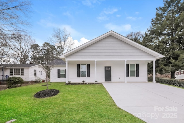 view of front of property featuring a carport and a front yard