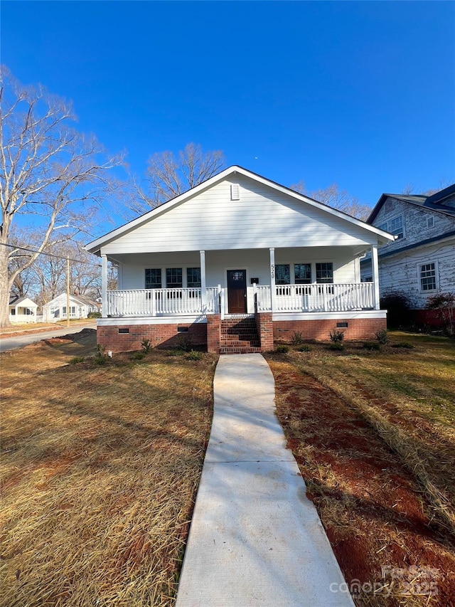 view of front of home featuring a porch and a front lawn