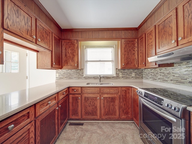 kitchen with tasteful backsplash, stainless steel electric range oven, sink, and kitchen peninsula