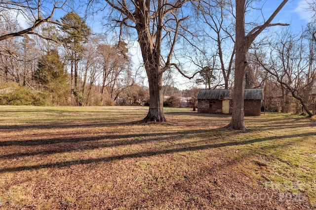 view of yard featuring an outbuilding