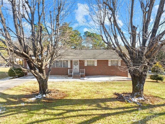 single story home featuring a front lawn