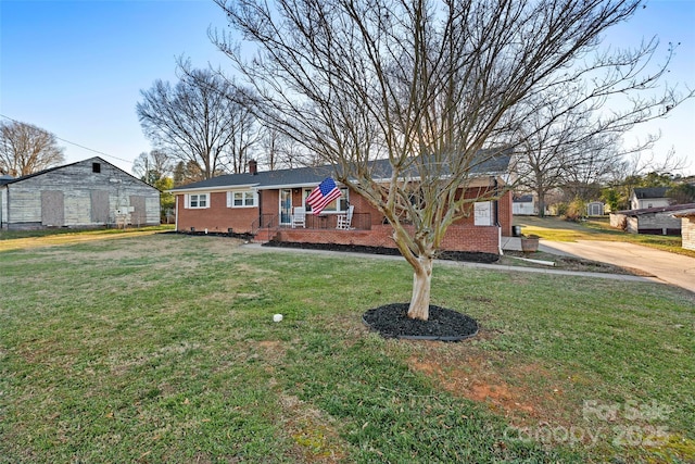 ranch-style house featuring a front lawn