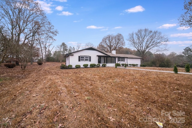 single story home featuring a front lawn