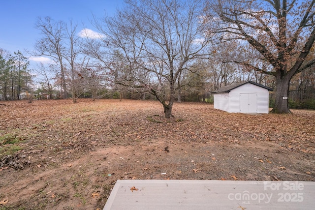 view of yard with a storage unit