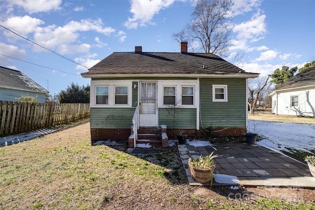 view of front of house with a front lawn