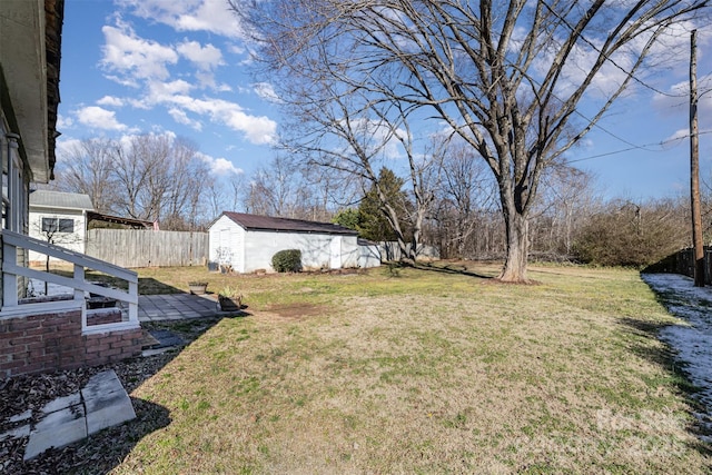 view of yard featuring a storage unit