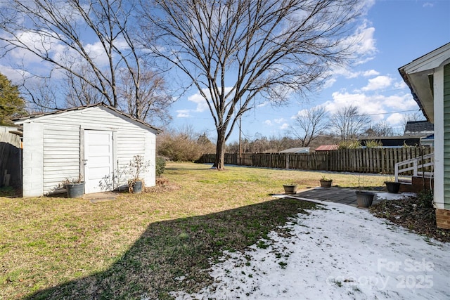 view of yard with a storage unit