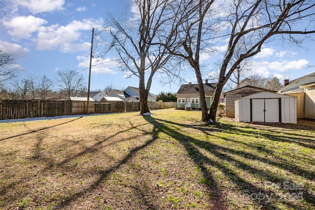 view of yard featuring a shed