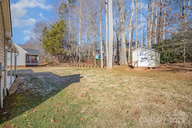 view of yard with a storage unit