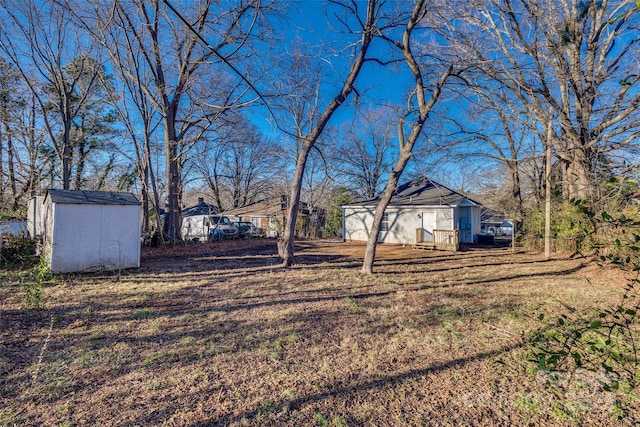 view of yard with a shed