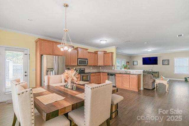 dining space featuring baseboards, dark wood-style flooring, visible vents, and crown molding