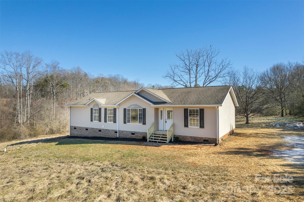 view of front of property featuring a front lawn