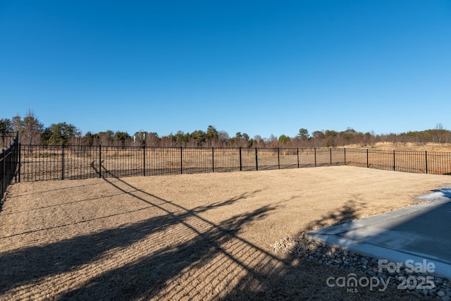 view of yard featuring a rural view