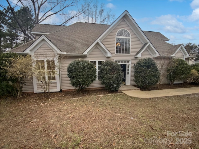 view of front of property featuring a front lawn