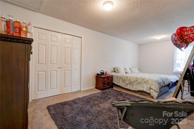 bedroom featuring a textured ceiling, a closet, and carpet flooring