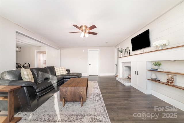 living room with dark wood-type flooring and ceiling fan