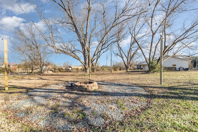 view of yard featuring a fire pit